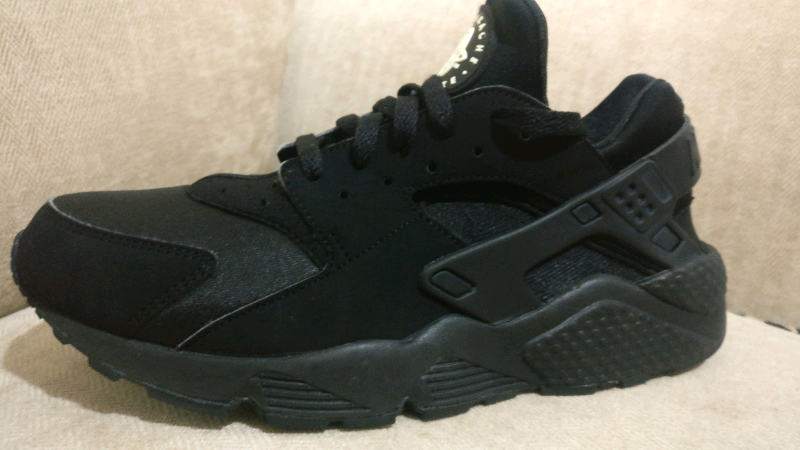 nike air huarache triple black